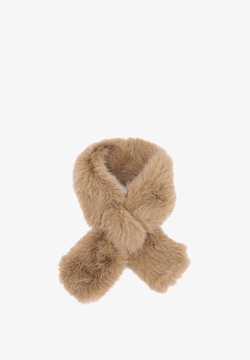 Sciarpa in morbido faux fur marrone chiaro annodata in modo rilassato, isolata su uno sfondo bianco.