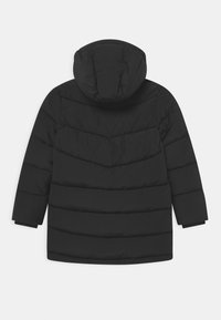 Černá péřová bunda s kapucí, s hladkým povrchem, dlouhými rukávy a prošívaným designem s horizontálním šitím.