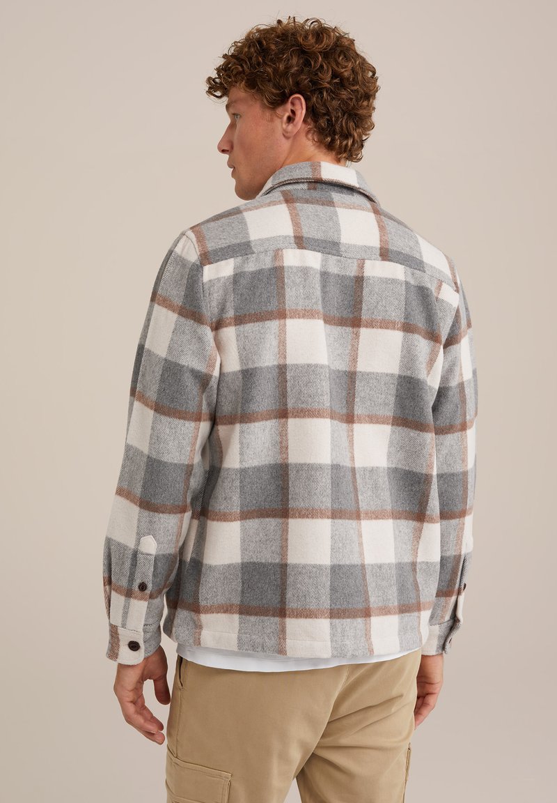 Szaro-biała flanelowa koszula w kratę z brązowymi akcentami, z kołnierzykiem zapinanym na guziki, mankietami na guziki i luźnym krojem.