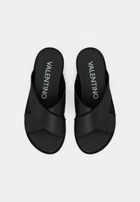 Svarte slidesandaler med kryssende stropper i matt utførelse, med polstret fotseng og preget merkevarelogo på innersålen.