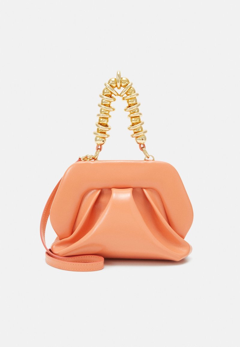 Sac à main en cuir couleur pêche avec un design plissé, doté d'une poignée torsadée dorée et d'une bandoulière amovible, texture lisse et forme structurée.