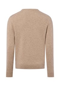 Beżowy sweter dzianinowy z długimi rękawami, okrągłym dekoltem i miękką, gładką fakturą. Brak widocznych wzorów lub elementów metalowych.