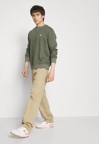 Lee PATCH CREW SWS - Felpa - olive grove