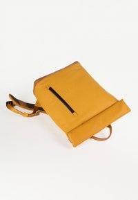 Gelber Rolltop-Rucksack aus glattem Material mit einem braunen Akzent oben und einer schwarzen Reißverschlusstasche an der Seite.