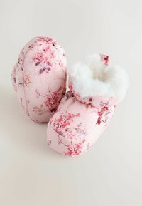Bottines pour bébé florales roses avec doublure douce en fausse fourrure blanche, design matelassé rembourré et semelle en caoutchouc texturé pour une meilleure adhérence.