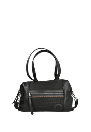 Bolsa negra con cuero liso y material de malla. Cuenta con doble asa, un bolsillo frontal con cremallera y detalles metálicos en los laterales.