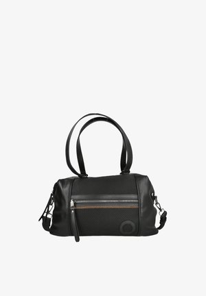 Bolsa negra con cuero liso y material de malla. Cuenta con doble asa, un bolsillo frontal con cremallera y detalles metálicos en los laterales.