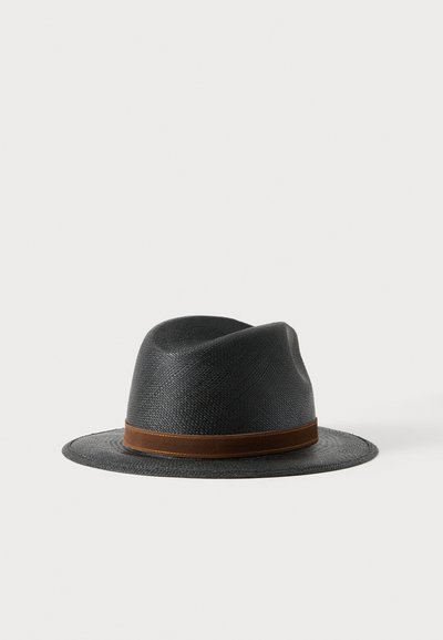 Μαύρο πλεκτό καπέλο fedora με καφέ δερμάτινη ταινία γύρω από τη βάση, τοποθετημένο σε λευκό φόντο.