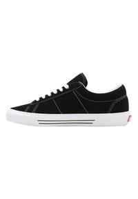 Sorte suede sneakers med hvite snørebånd, hvit såle og minimal svarte og hvite stripe detaljer. Har søm aksenter.