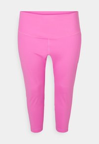 Střihové capri legíny v jasně růžové barvě, vyrobené z elastické látky. Mají široký pás a hladký, bezešvý design.