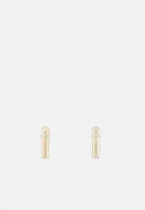 Paire de petites boucles d’oreilles clous cylindriques dorées avec dessus arrondis sur fond blanc uni.