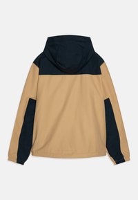 Šviesiai rudas švarkas su tamsiai mėlynomis detalėmis, turintis gobtuvą, elastingos rankogaliai ir laisvas siluetas. Lygi medžiaga ir paprastas dizainas.