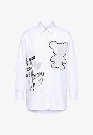 Biała koszula na guziki z dużą grafiką konturowego misia i czarnym, odręcznym napisem „Jeśli chcesz być szczęśliwy, bądź!” z serduszkami.