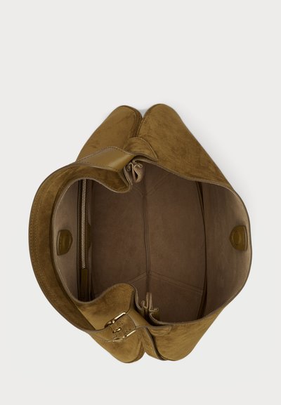 Brūna zamša rokas soma ar atvērtu iekšējo nodalījumu, kurā ir rāvējslēdzēja kabata un gluda ādas siksna aizvēršanai.