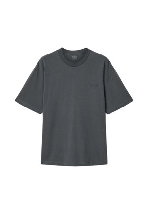 Dunkelgraues T-Shirt mit kurzen Ärmeln und Rundhalsausschnitt, dezent besticktem Logo auf der linken Brust, flach auf weißem Hintergrund liegend.