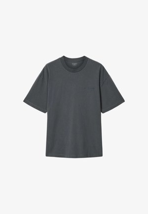 T-shirt grigio scuro a maniche corte con scollo rotondo e logo ricamato discreto sul lato sinistro del petto, distesa su sfondo bianco.