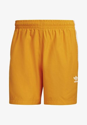 Bañador naranja para hombre hecho de tela ligera, con cintura elástica, bolsillos laterales y acentos de tres franjas blancas.