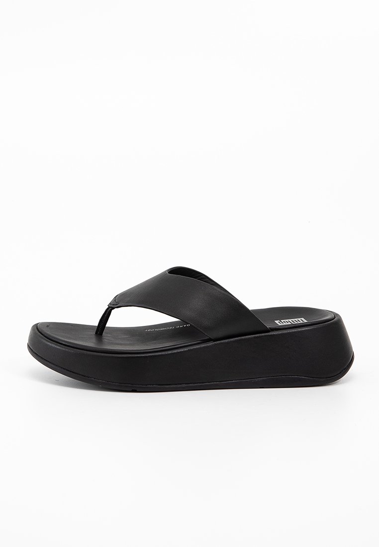 Sandale cu baretă între degete