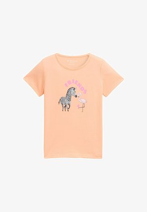 Jasno-pomarańczowa bawełniana koszulka z grafiką zebry i flaminga oraz napisem "PRZYJACIELE" w różowym kolorze, okrągły dekolt, krótkie rękawy i luźny krój.