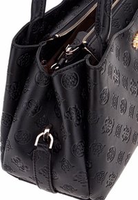 Borsa a tracolla in pelle nera con chiusura a zip, dettagli in metallo dorato e manici doppi. Nota decorazione floreale che attraversa la superficie.