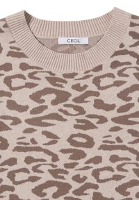 Pull beige avec un col ras du cou, affichant un motif léopard beige. Texture douce, col côtelé, et étiquette "CECIL" près du col.