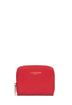 Portefeuille en cuir rouge texturé avec fermeture éclair dorée et logo "Lancaster Paris" estampé en doré au centre avant.