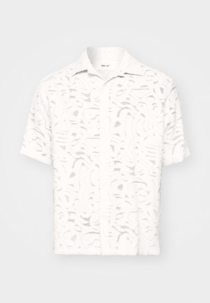 Camicia bianca a maniche corte con un motivo testurizzato a rientranza. Colletto standard e chiusura a bottoni, con una vestibilità ampia.