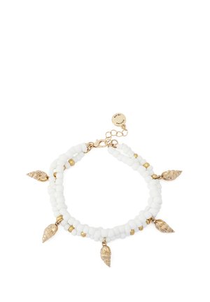 Bracelet avec deux rangs de perles blanches, petites perles dorées, et cinq breloques dorées en forme de coquillage, avec un fermoir mousqueton doré et une chaîne ajustable.