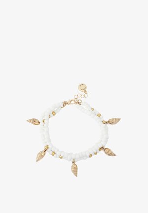Bransoletka z dwoma rzędami białych koralików, małymi złotymi koralikami i pięcioma złotymi zawieszkami w kształcie muszli, z złotym zapięciem na karabińczyk i regulowanym łańcuszkiem.