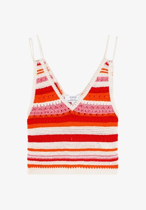 Háčkovaný top bez rukávů s V-výstřihem, zdobený výraznými pruhy v červené, oranžové, bílé a růžové; tenká ramínka a texturované vzory po celém povrchu.