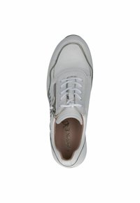 Sneaker in pelle bianca con chiusura a lacci, dettaglio con zip laterale e accenti testurizzati. Superficie liscia con punta rotonda e colletto imbottito.