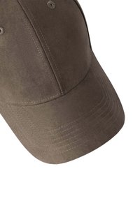 Gorra de béisbol de ante marrón con visera curva, detalles de costura y agujeros de ventilación en la parte superior. Textura suave con un acabado mate.