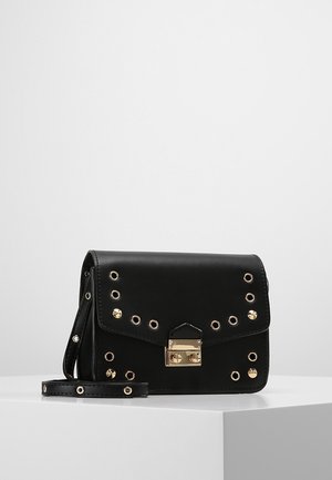 Schwarze Leder-Umhängetasche mit goldfarbenen Nieten und Verschluss, ausgestattet mit verstellbarem Riemen und passenden goldfarbenen Ösen.