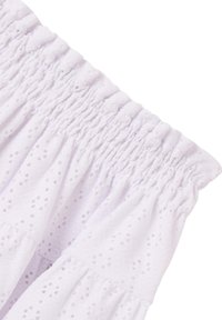 Top in cotone bianco con scollatura elasticizzata arricciata, caratterizzato da ricami ad occhio di pernice e dettagli a volant a livelli. Tessuto morbido e leggero.