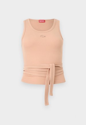 Bézs színű bordázott ujjatlan felső kerek nyakkivágással, a mellkasán Diesel logóval, és egy hosszú szövetszíjjal a derék körül megkötve, egyszerű háttér előtt.