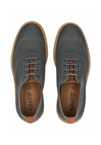 Scarpe in tessuto grigio intrecciato con un accentuazione in pelle marrone, punta tonda e sei occhielli per i lacci. Suola cucita e soletta testurizzata.