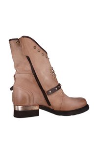 Beżowy zamszowy botek za kostkę z bocznym zamkiem, ozdobnymi ćwiekami, brązowym paskiem z metalicznymi detalami i niskim obcasem na słupku.