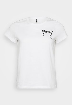 T-shirt bianco a maniche corte con un design di fiocco nero sulla parte sinistra del petto, su uno sfondo uniforme.