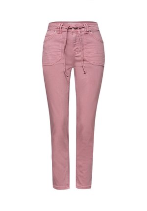 Vaaleanpunaiset slim-fit-housut, joissa etutaskut ja kankaasta tehty vyö sidottuna vyötärölle, valkoista taustaa vasten esillä.