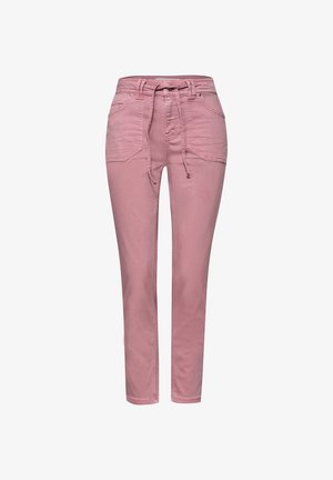 Pantalon slim rose avec poches avant et ceinture en tissu nouée à la taille, présenté sur fond blanc.