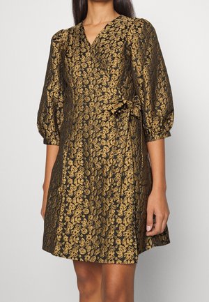 Robe noire avec motif floral doré, col en V, manches bouffantes et ceinture à la taille. Fabriquée en tissu texturé, longueur genou.