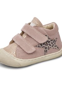 Sneaker per bambini di colore rosa chiaro con suola beige, due cinturini in velcro e un dettaglio a stella con stampa leopardata sul lato.