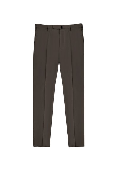 Pantalones ajustados para hombre en marrón oscuro, con una tela suave, corte recto, trabillas para cinturón y cierre de cremallera en la parte frontal.