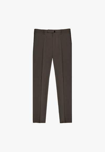 Pantaloni sartoriali da uomo in marrone scuro, caratterizzati da un tessuto liscio, taglio dritto, passanti per cintura e chiusura con zip frontale.