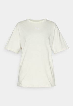 T-shirt en coton beige clair avec des manches courtes, un col rond et un petit logo blanc Puma centré sur la poitrine. Coupe douce et décontractée.