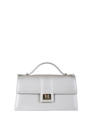 Borsa a mano in pelle bianca con forma strutturata, dotata di manico superiore, chiusura con pattina frontale e dettagli in metallo dorato con logo.