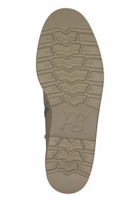 Podeszwa sneakersów wykonana z fakturowanego, jasnobeżowego materiału gumowego z zygzakowatym wzorem bieżnika i tłoczonym logo, zapewniająca przyczepność i stabilność.