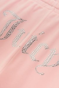 Rožinė medžiaga su sidabriniais deimantų rašmenimis. Dizainas apima plaukiojančią šriftų kompoziciją su įvairių dydžių deimantais, suteikiančiais tekstūrą ir blizgesį.