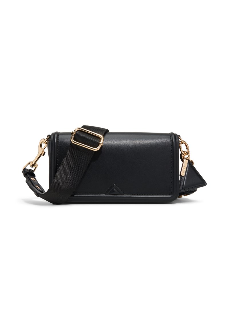 Borsa a mano in pelle sintetica nera con hardware dorato, forma rettangolare, tracolla regolabile e accentuazione triangolare sul lato.
