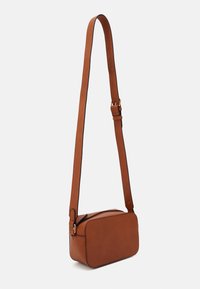 Borsa a tracolla in pelle marrone con forma rettangolare, tracolla regolabile e hardware color oro. Texture liscia e design minimalista.